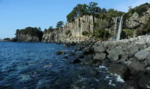 Jeongbang Waterfall, Pesona Jeju yang Jatuh Tepat di Tepi Laut