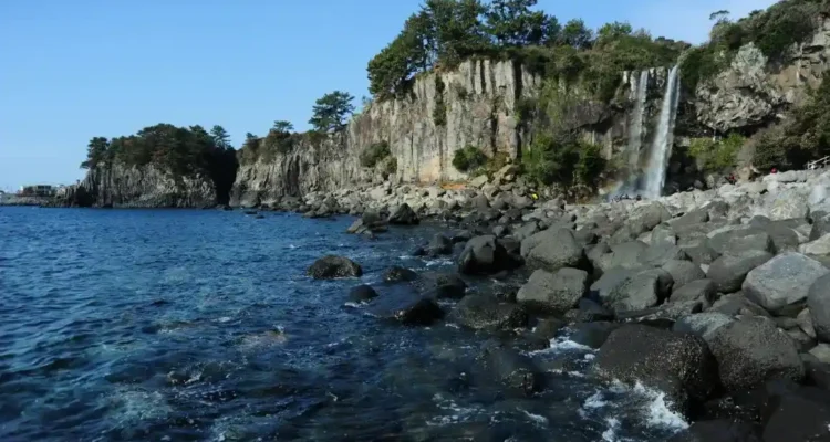 Jeongbang Waterfall, Pesona Jeju yang Jatuh Tepat di Tepi Laut