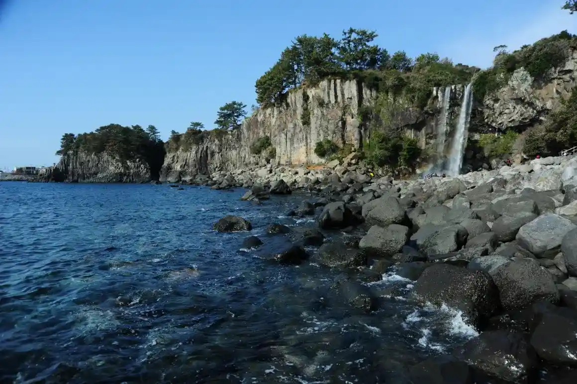 Jeongbang Waterfall, Pesona Jeju yang Jatuh Tepat di Tepi Laut